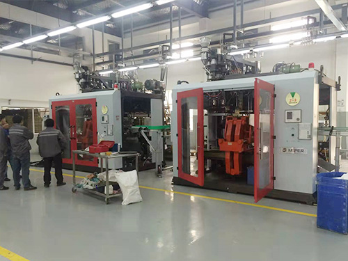 The common point of automatic extrusion blow molding machines